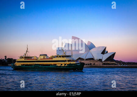 Die Collaroy Fähre Circular Quay in der Abenddämmerung am Sydney Opera House im Hintergrund nähert. Stockfoto