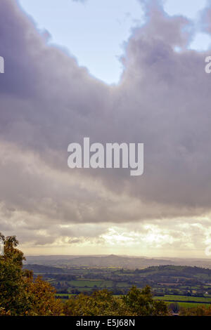 Glastonbury Tor vom Rand des Ebbor Schlucht, Mendip Hügel, Somerset, England, UK Stockfoto