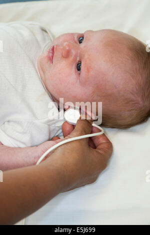 Neugeborene / new born Baby durchläuft einen Neugeborenen Hörscreening Test: automatisierte otoakustischen Emissionen Test. Stockfoto