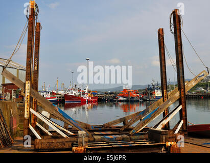 Boote, umrahmt von Wiege des Schiffes im Hafen von Mallaig, Schottland Stockfoto