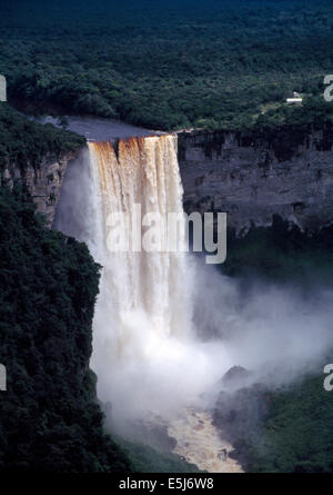 Kaieteur Falls - 226 Meter hohen Wasserfall auf dem Potaro River im Kaieteur Nationalpark, zentrale Essequibo Gebiet, Guyana Stockfoto