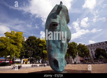 "Pferd am Wasser' von Nic Fiddian-Green (Bronze, 2010) am Marble Arch, London Stockfoto