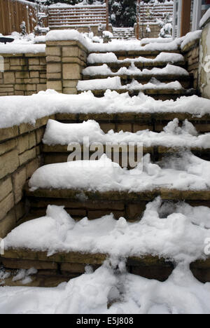 Schnee bedeckt die Schritte in einem vorstädtischen Garten hinter dem Haus, Winter 2013 Bath Spa Somerset England UK Stockfoto