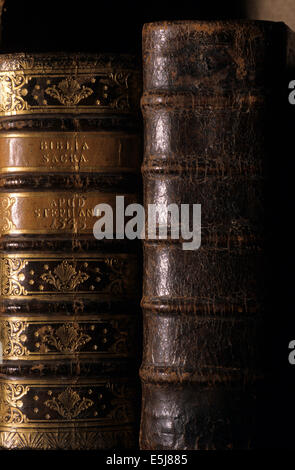 Alte ungarische Bibeln in der Bibel Museum von Budapest. Stockfoto