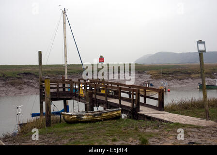 Angeln Boote und ein Holzsteg an der Mündung Weston-Super-Mare, Somerset England UK Stockfoto