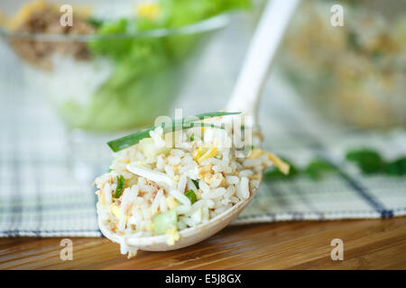 Salat mit Reis, Eiern, Thunfisch und Gemüse Stockfoto
