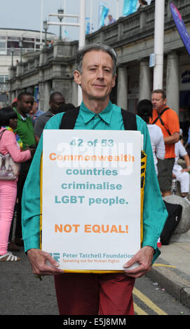 Brighton, Sussex, UK. 2. August 2014. Peter Tatchell mit einer politischen Botschaft, wie Tausende von Menschen an die jährliche Brighton Pride Parade beginnt an der Strandpromenade und endet in Preston Park Credit teilnehmen: Simon Dack/Alamy Live News Stockfoto