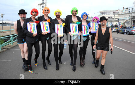 Brighton, Sussex, UK. 2. August 2014. Stolz Teilnehmer verkleidet, wie Tausende von Menschen an die jährliche Brighton Pride Parade beginnt an der Strandpromenade und endet in Preston Park teilnehmen Stockfoto