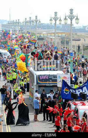 Brighton, Sussex, UK. 2. August 2014. Die Prozession verlässt die Strandpromenade, wie Tausende von Menschen an die jährliche Brighton Pride Parade teilnehmen heute Credit: Simon Dack/Alamy Live News Stockfoto