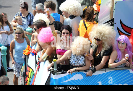 Brighton, Sussex, UK August 2014. Die Prozession verlässt die Strandpromenade, wie Tausende von Menschen an die jährliche Brighton Pride Parade heute teilnehmen Stockfoto