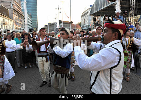 Mitglieder der Folk Gruppe albanische Kultur Gesellschaft aus Cegrane, Mazedonien während der 48. internationalen Folklore-Festival in Zagreb Stockfoto