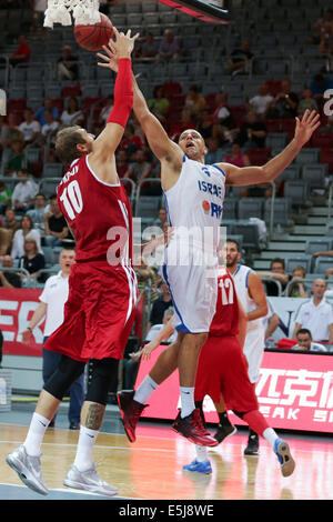 Bamberg, Deutschland. 1. August 2014. Russlands Dmitri Sokolov (L) und Israels Raviv Limonad in Aktion während der Basketball DBB-Supercup-2014 match zwischen Russland und Israel im Brose-Arena in Bamberg, Deutschland, 1. August 2014. Foto: DAVID EBENER/Dpa/Alamy Live News Stockfoto