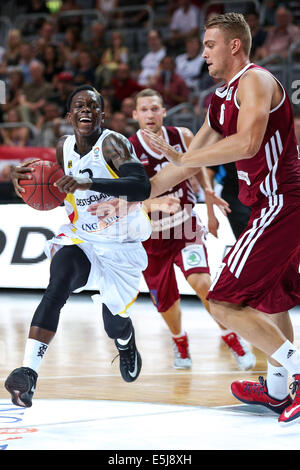 Bamberg, Deutschland. 1. August 2014. Lettlands Rolands Freimanis (R) und Deutschlands Dennis Schroeder in Aktion während der Basketball DBB-Supercup-2014 match zwischen Deutschland und Lettland im Brose-Arena in Bamberg, Deutschland, 1. August 2014. Foto: DAVID EBENER/Dpa/Alamy Live News Stockfoto