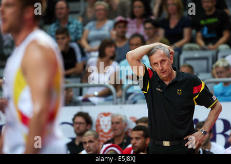 Bamberg, Deutschland. 1. August 2014. Deutschlands Bundestrainer Emir Mutapcic während der DBB-Supercup-2014 Basketball-Match zwischen Deutschland und Lettland im Brose-Arena in Bamberg, Deutschland, 1. August 2014. Foto: DAVID EBENER/Dpa/Alamy Live News Stockfoto