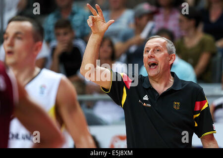 Bamberg, Deutschland. 1. August 2014. Deutschlands Bundestrainer Emir Mutapcic während der DBB-Supercup-2014 Basketball-Match zwischen Deutschland und Lettland im Brose-Arena in Bamberg, Deutschland, 1. August 2014. Foto: DAVID EBENER/Dpa/Alamy Live News Stockfoto