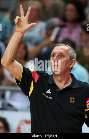 Bamberg, Deutschland. 1. August 2014. Deutschlands Bundestrainer Emir Mutapcic während der DBB-Supercup-2014 Basketball-Match zwischen Deutschland und Lettland im Brose-Arena in Bamberg, Deutschland, 1. August 2014. Foto: DAVID EBENER/Dpa/Alamy Live News Stockfoto