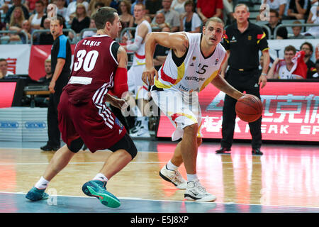 Bamberg, Deutschland. 1. August 2014. Lettland "Ronalds Zakis (L) und Deutschlands Maik Zirbes während in Aktion während der Basketball DBB-Supercup-2014-match zwischen Deutschland und Lettland im Brose-Arena in Bamberg, Deutschland, 1. August 2014. Foto: DAVID EBENER/Dpa/Alamy Live News Stockfoto