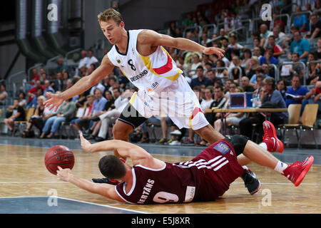 Bamberg, Deutschland. 1. August 2014. Lettland "Dairis Bertrans (L) und Deutschlands Heiko Schaffartzik während in Aktion während der Basketball DBB-Supercup-2014-match zwischen Deutschland und Lettland im Brose-Arena in Bamberg, Deutschland, 1. August 2014. Foto: DAVID EBENER/Dpa/Alamy Live News Stockfoto