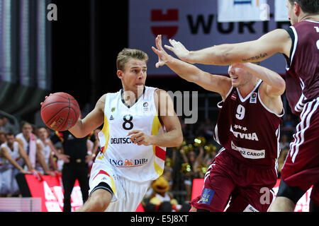 Bamberg, Deutschland. 1. August 2014. Lettland "Dairis Bertrans (C) und Deutschlands Ronalds Zakis (R) während in Aktion während der Basketball DBB-Supercup-2014-match zwischen Deutschland und Lettland im Brose-Arena in Bamberg, Deutschland, 1. August 2014. Foto: DAVID EBENER/Dpa/Alamy Live News Stockfoto