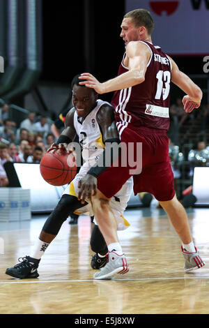 Bamberg, Deutschland. 1. August 2014. Lettlands Janis Strelnieks (R) und Deutschlands Dennis Schroeder während in Aktion während der Basketball DBB-Supercup-2014 match zwischen Deutschland und Lettland im Brose-Arena in Bamberg, Deutschland, 1. August 2014. Foto: DAVID EBENER/Dpa/Alamy Live News Stockfoto