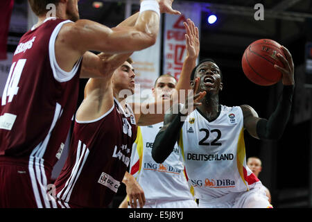 Bamberg, Deutschland. 1. August 2014. Deutschlands Dennis Schroeder (R) während in Aktion während der Basketball DBB-Supercup-2014 match zwischen Deutschland und Lettland im Brose-Arena in Bamberg, Deutschland, 1. August 2014. Foto: DAVID EBENER/Dpa/Alamy Live News Stockfoto