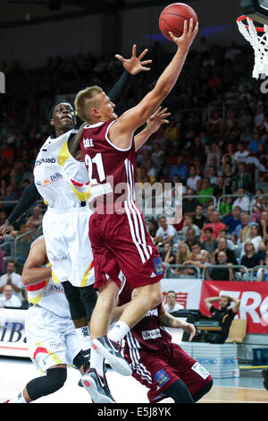 Bamberg, Deutschland. 1. August 2014. Deutschlands Dennis Schröder (L) und Lettlands Aigars Skele während in Aktion während der Basketball DBB-Supercup-2014 match zwischen Deutschland und Lettland im Brose-Arena in Bamberg, Deutschland, 1. August 2014. Foto: DAVID EBENER/Dpa/Alamy Live News Stockfoto