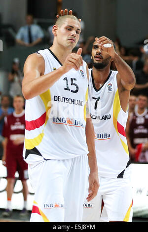 Bamberg, Deutschland. 1. August 2014. Maik Zirbes (L) und Akeem Vargas in Aktion während der Basketball DBB-Supercup-2014 in Deutschland match zwischen Deutschland und Lettland im Brose-Arena in Bamberg, Deutschland, 1. August 2014. Foto: DAVID EBENER/Dpa/Alamy Live News Stockfoto