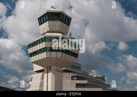 Sechziger Jahre-Ära Kontrollturm und Terminals am Flughafen Tegel. Berlin Stockfoto