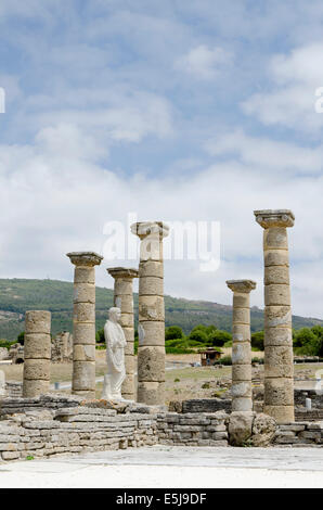 Statue von Trajan in der Basilika, öffentliche Gerichtsgebäude, römische Ruinen Baelo Claudia, Bolonia, Costa De La Luz, Cadiz, Spanien. Stockfoto