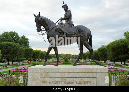 Statue von Königin Elizabeth II in den Gärten des Saskatchewan gesetzgebenden Gebäudes in Regina, Kanada. Stockfoto