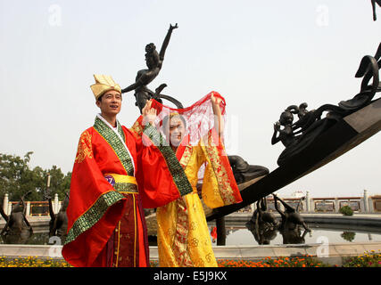 Xi ' an, China. 2. August 2014. Ein paar in einer Tang-Stil Hochzeit in der Nähe von Huaqing Pool in Xi ' an, Hauptstadt der Nordwesten der chinesischen Provinz Shaanxi, 2. August 2014 teilnehmen. Das Qixi-fest, entstammt auch bekannt als chinesischer Valentinstag, die am 2. August dieses Jahres fällt, einem Volksmärchen über eine Fee falling in Love mit einem Sterblichen. Die Ehe angeblich erzürnte die Göttin des Himmels, wer die Milchstraße erstellt, sie zu trennen. Bildnachweis: Xinhua/Alamy Live-Nachrichten Stockfoto