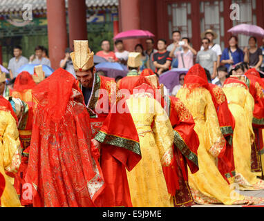 Xi ' an, China. 2. August 2014. Paare teilnehmen in einer Tang-Stil Hochzeit in der Nähe von Huaqing Pool in Xi ' an, Hauptstadt der Nordwesten der chinesischen Provinz Shaanxi, 2. August 2014. Das Qixi-fest, entstammt auch bekannt als chinesischer Valentinstag, die am 2. August dieses Jahres fällt, einem Volksmärchen über eine Fee falling in Love mit einem Sterblichen. Die Ehe angeblich erzürnte die Göttin des Himmels, wer die Milchstraße erstellt, sie zu trennen. Bildnachweis: Xinhua/Alamy Live-Nachrichten Stockfoto