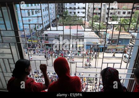 Dhaka, Bangladesch. 1. Aug 2014. Bangladesch sozialen Aktivisten und Textilarbeitern aus der Tuba Gruppe shout Slogans während eines Protestes gegen die nicht gezahlte Löhne, in Dhaka am 2. August 2014. textilarbeitern aus der Tuba Gruppe, am sechsten Tag der einen Hungerstreik, fordern drei Monate unbezahlten Löhne und Eid-Bonus. Stockfoto