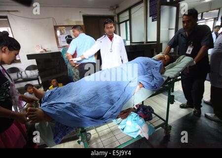 Kathmandu, Nepal. 2. August 2014. Ein Opfer des Erdrutsches in Sindupalchowk Bezirk wird in ein Krankenhaus in Kathmandu, Nepal, 2. August 2014 übertragen. Der Bergsturz, verursacht durch Dauerregen, hit Sindupalchowk Bezirk im hügeligen Osten Nepals bei rund um 02:00 Samstag früh, Auswirkungen auf mehr als acht Dörfer in der Nähe. Die Zahl der Todesopfer in Nepals gewaltigen Hangrutsch ist auf acht gestiegen, während die mehr als 300 Menschen bleiben außer Kontakt, fast 10 Stunden nach die Katastrophe passiert, einheimischen und Polizei sagte. Bildnachweis: Sunil Sharma/Xinhua/Alamy Live-Nachrichten Stockfoto