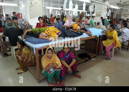 Dhaka, Bangladesch. 1. Aug 2014. Bangladesch Textilarbeiter aus der Tuba Gruppe am sechsten Tag der ihren Hungerstreik aus Protest gegen die nicht gezahlte Löhne, in Dhaka am 2. August 2014. Die Tuba Gruppe Arbeitnehmer, in einen Hungerstreik für die letzten sechs Tage, fordern ihre unbezahlten Löhne seit dem 28. Juli, dem Vorabend des Eid-ul-Fitr - das Rührwerk einige Zeit zuvor zu drücken, für überfällige Löhne für die Monate Mai, Juni und Juli. Stockfoto