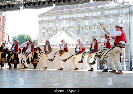 Mitglieder der Folk Gruppe albanische Kultur Gesellschaft aus Cegrane, Mazedonien während der 48. internationalen Folklore-Festival in Zagreb Stockfoto