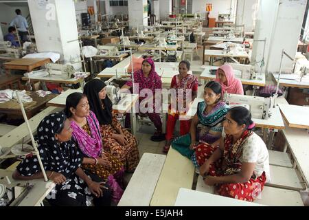 Dhaka, Bangladesch. 1. Aug 2014. Bekleidung für Arbeit aus. Textilarbeiterinnen der Tuba Gruppe auf Ihrer 5-tägigen Hungerstreik in ihrer Fabrik in Badda von Dhaka. Sie fordern schon drei Monate im Rückstand und Eid Boni. 1.600 Arbeitnehmer in Tuba Gruppe nicht drei Monate im Rückstand und Festival bonus auch gestern bekommen, etwas Druck Hungerstreik für vier Tage gerade, um ihre Forderungen nach Hause zu fahren, zu beobachten. Stockfoto