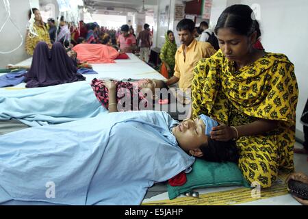 Dhaka, Bangladesch. 1. Aug 2014. bangladesch Textilarbeiter aus der Tuba Gruppe den Komfort ihrer Kollegen am sechsten Tag der ihren Hungerstreik aus Protest gegen die nicht gezahlte Löhne, in Dhaka am 2. August 2014. Die tuba Gruppe Arbeitnehmer, in einen Hungerstreik für die letzten sechs Tage, anspruchsvolle ihre unbezahlten Löhne sind seit dem 28. Juli, dem Vorabend des Eid-ul-Fitr - das rührwerk begonnen hatte einige Zeit zuvor für überfällige Löhne für die Monate Mai, Juni und Juli zu drücken. Stockfoto