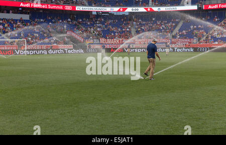 Harrison, NJ - 31. Juli 2014: Arbeiter bereiten Stadion Rasen für Freundschaftsspiel zwischen CD Guadalajara Chivas und FC Bayern München Stockfoto