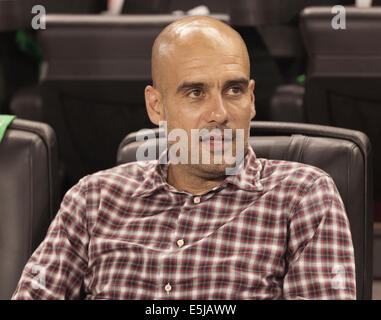 Harrison, NJ - 31. Juli 2014: Trainer Josep Guardiola besucht Freundschaftsspiel zwischen CD Guadalajara Chivas und FC Bayern Muni Stockfoto