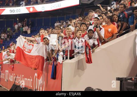 Harrison, NJ - 31. Juli 2014: Fans des FC Bayern München feiern ihr Team gewinnen Freundschaftsspiel gegen CD Guadalajara Chivas Stockfoto