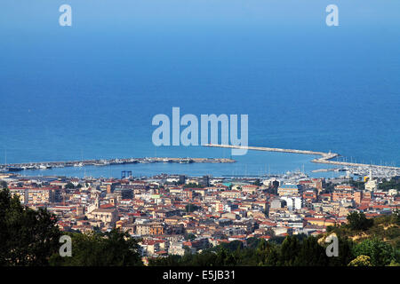 Panoramablick auf den Hafen und die Stadt von San Benedetto del Tronto, Italien Stockfoto