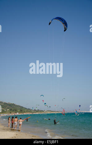 Kite- und Windsurfer am Strand von Ensenada de Bolonia, Costa De La Luz, Tarifa, Spanien Stockfoto