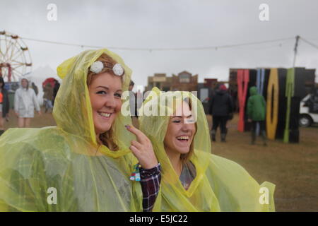 Peak District, Derbyshire, UK. 2. August 2014. Musik-Fans trotzen sintflutartigen Regen am zweiten Tag des Y nicht Festivals am Pikehall im Peak District National Park. Abrechnung wie das "Kleine, frische und Loud" Music Festival, läuft Y nicht bis 3. August 2014. Wetterbedingungen werden voraussichtlich morgen verbessern. Bildnachweis: Deborah Vernon/Alamy Live-Nachrichten Stockfoto