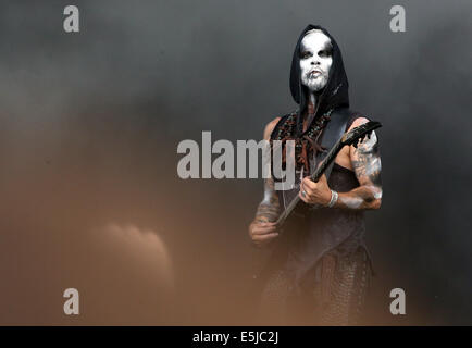 Adam Darski aus polnischen Band "Behemoth" führt auf dem "Wacken Open Air" Heavy-Metal Festival in Wacken, Deutschland, 2. August 2014. Rund 75.000 Besucher werden erwartet, zu reisen, um das Dorf Wacken, das Gastgeber beim "Wacken Open Air" zum 25. Mal. Das Festival endet morgen früh. Foto: Axel Heimken/dpa Stockfoto