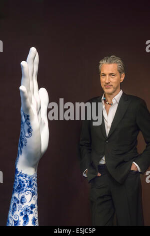 Niederlande, Amsterdam, Stedelijk Museum, Marcel Wanders, Moooi. Tattoo für die Hände von Iris Hond, blauen Delfter Blau Stockfoto