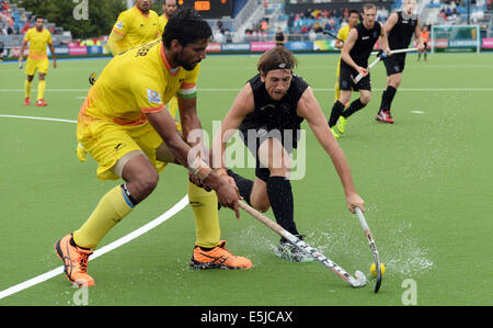 Glasgow, Schottland. 2. August 2014. Indiens Rupinder Singh und Blair Hilton während Neuseeland im Vergleich zu Indien Semi Final match bei Glasgow National Hockey Stadium. Glasgow Commonwealth Games 2014. Bildnachweis: Aktion Plus Sport/Alamy Live-Nachrichten Stockfoto