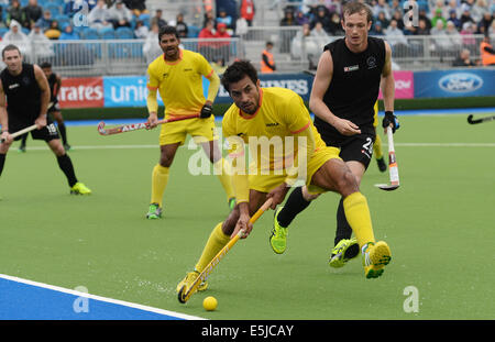 Glasgow, Schottland. 2. August 2014. Indiens Gurbaj Singh in Neuseeland im Vergleich zu Indien Semi Final match bei Glasgow National Hockey Stadium. Glasgow Commonwealth Games 2014. Bildnachweis: Aktion Plus Sport/Alamy Live-Nachrichten Stockfoto