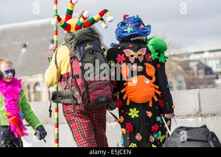 Niederlande, Maastricht, Karneval. Kostümierte paar ankommende tragen Gepäck Stockfoto