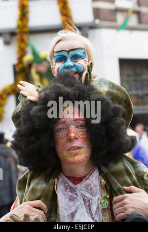 Niederlande, Maastricht, Karneval. Kostümierte Vater mit Sohn Stockfoto